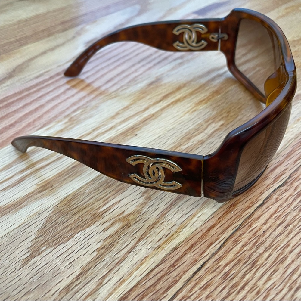 CHANEL | Tortoise Sunglasses - Picture 4 of 8